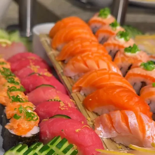 Sushis de salmão e atum na ilha de sushi.