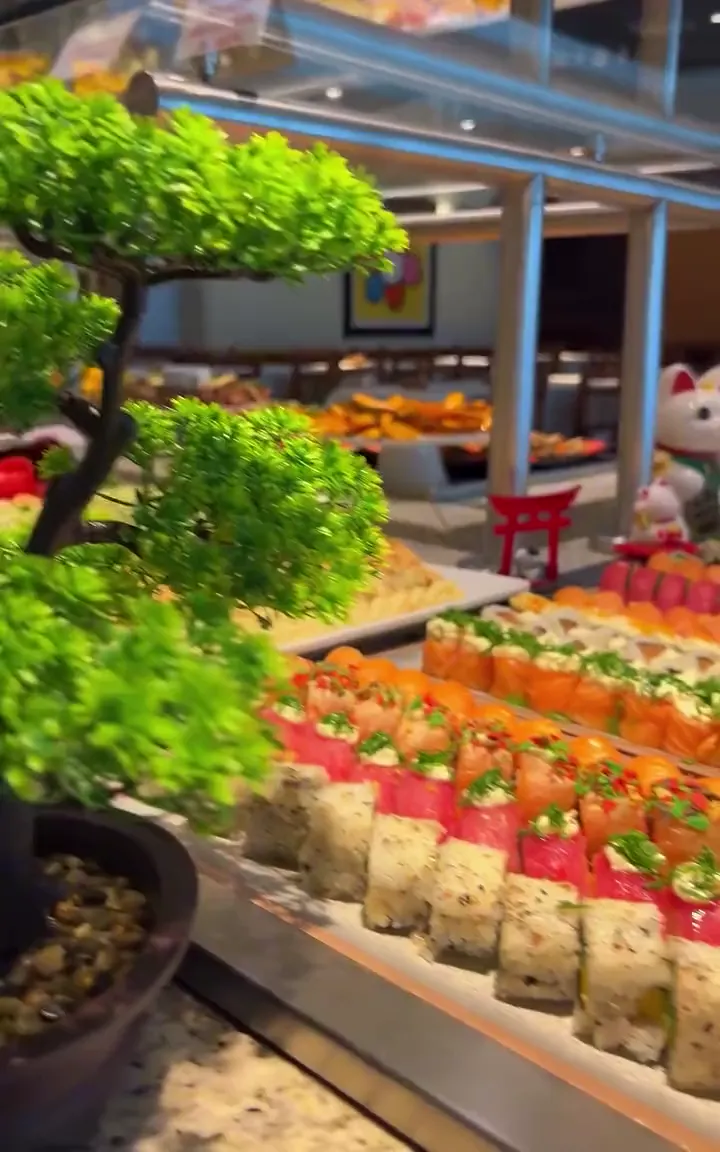 O buffet da Alameda Santos, com a ilha de sushi e o salão ao fundo.