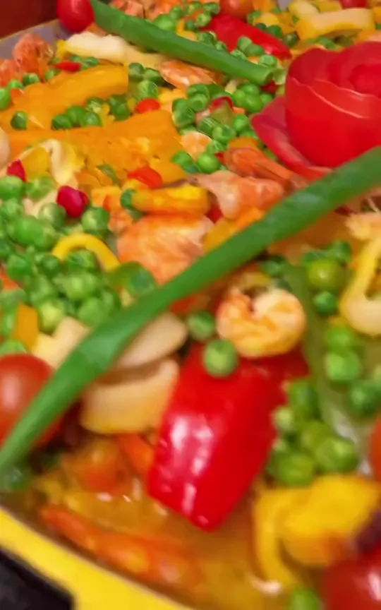 Travessa de frutos do mar com legumes no buffet da Augusta.