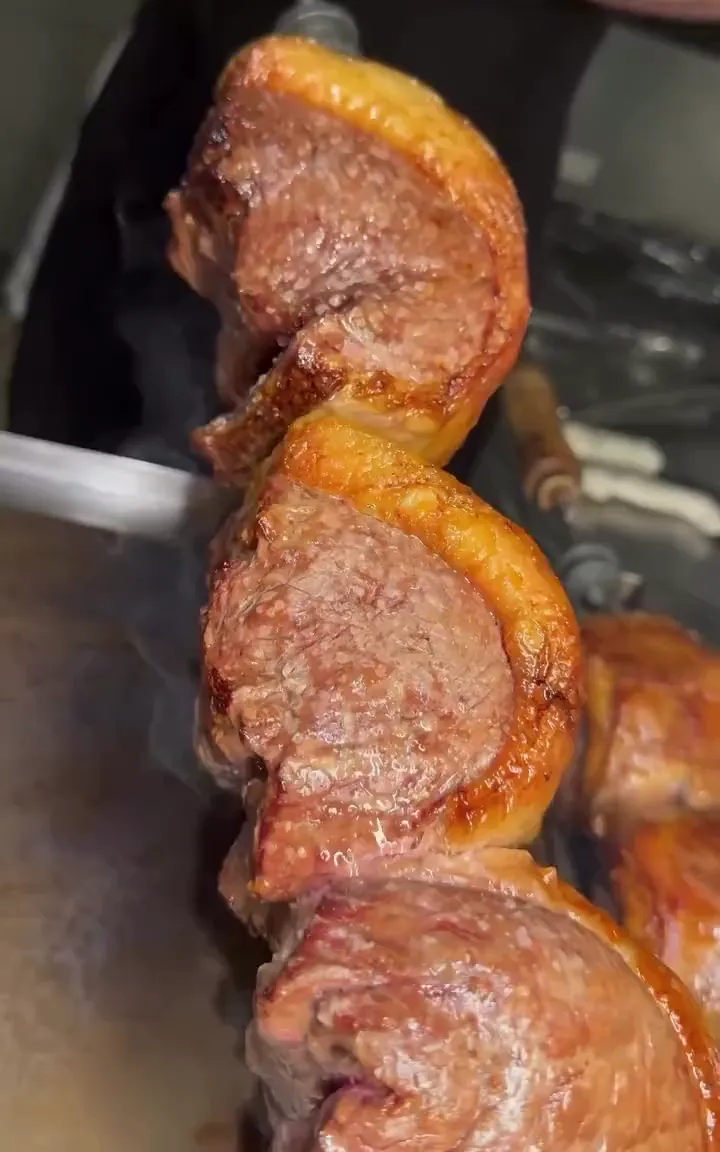 Picanha no espeto, cortada na hora sobre a chapa e devolvida à brasa.