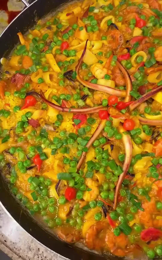 Paella com frutos do mar e ervilhas.