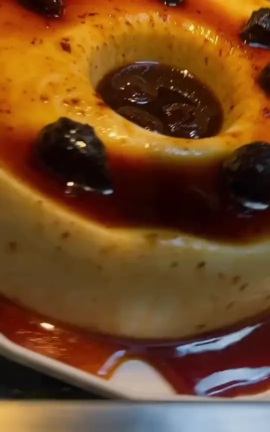 Buffet de sobremesas com pudim, bolos e doces com morango.