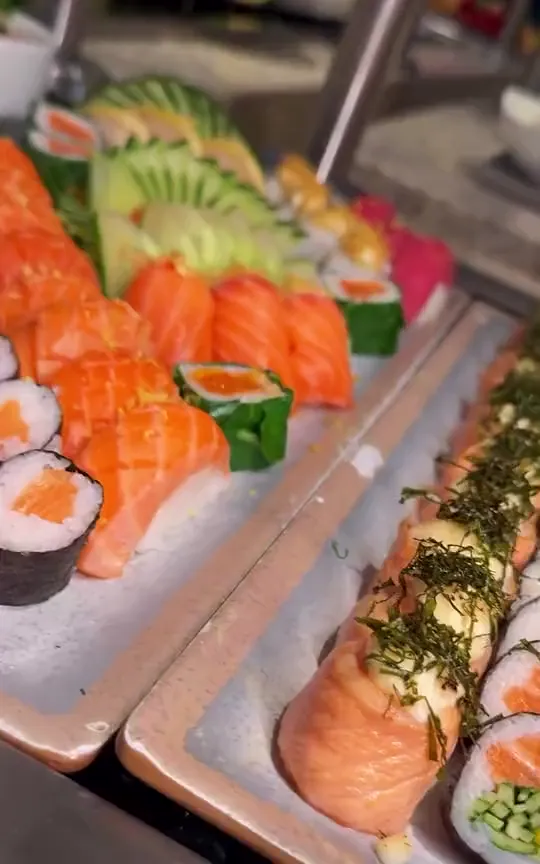 Nigiris de atum e salmão na ilha de sushi.