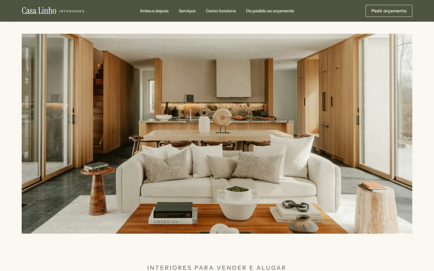 Abertura do site da Casa Linho: barra verde com o nome e “Pedir orçamento”, e a foto de uma sala clara com sofá de linho, mesa de madeira e cozinha integrada.