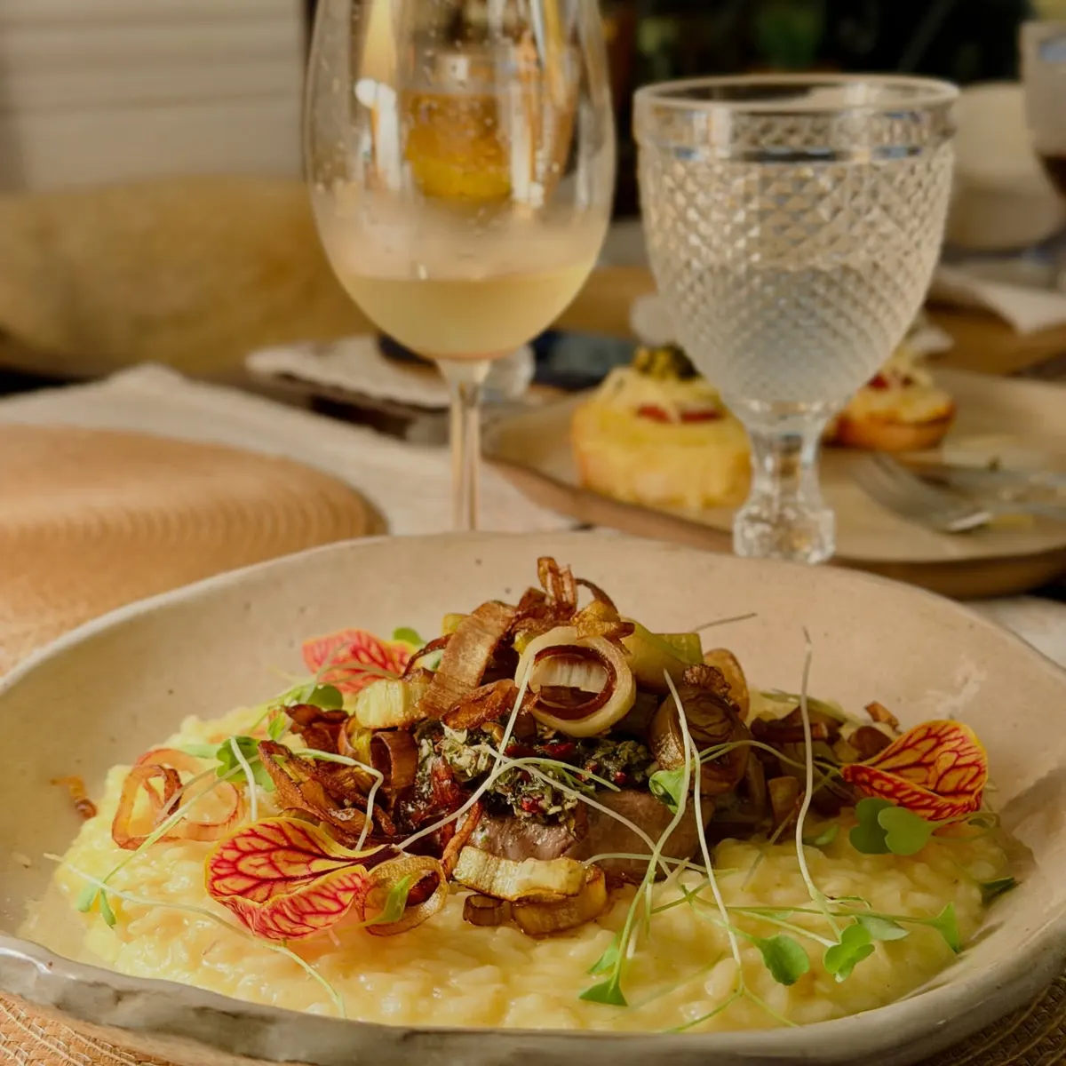 Risoto com lula e flores.