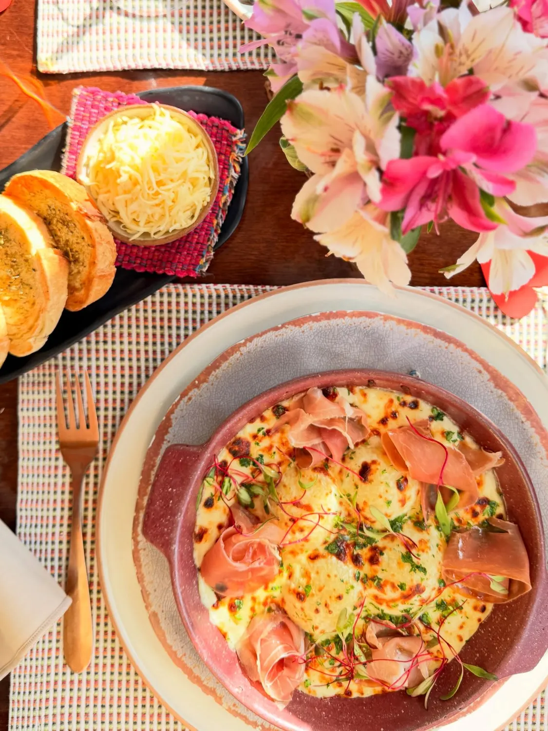 Massa gratinada com presunto.