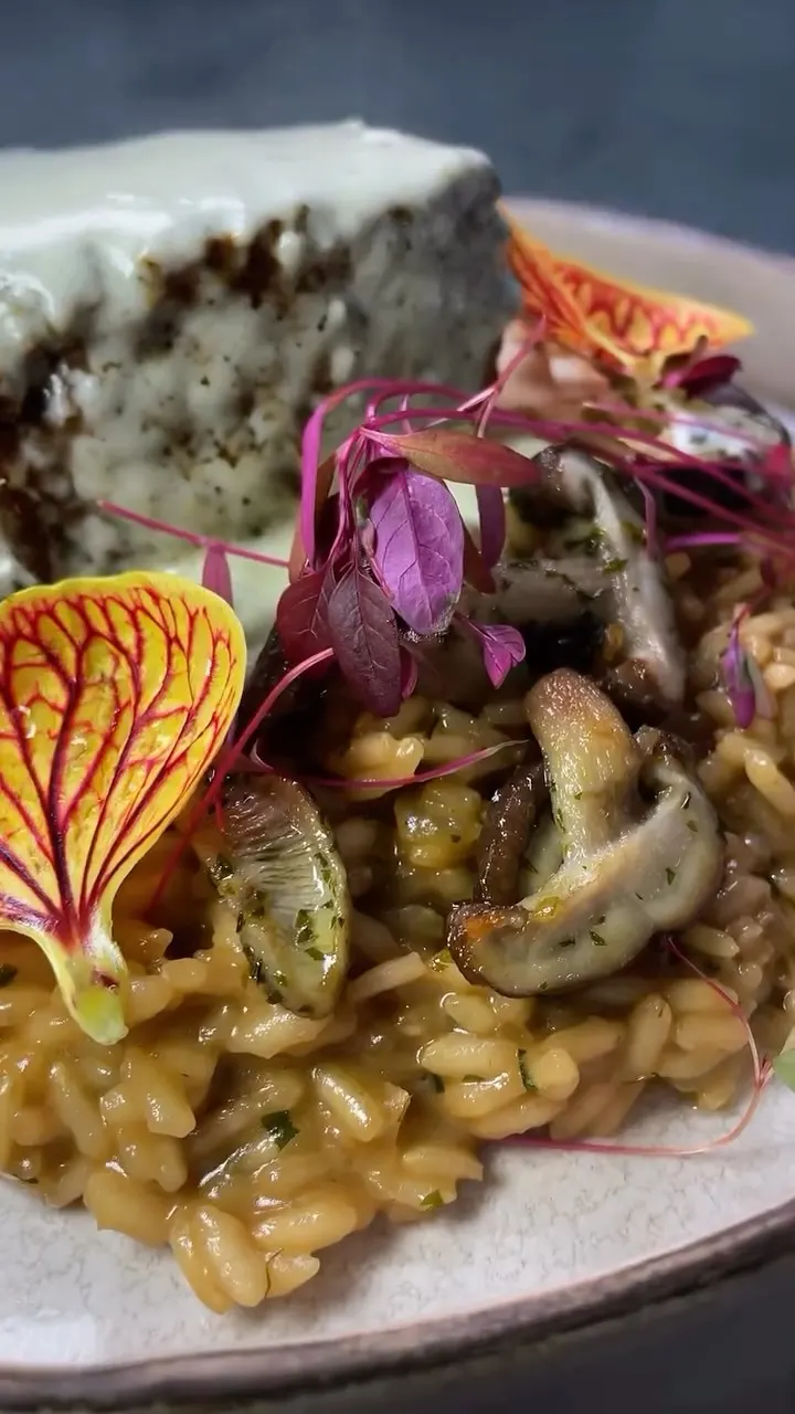 Risoto de cogumelos com folhas.