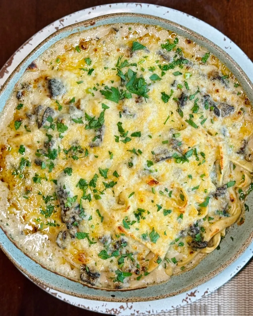 Massa gratinada em travessa.
