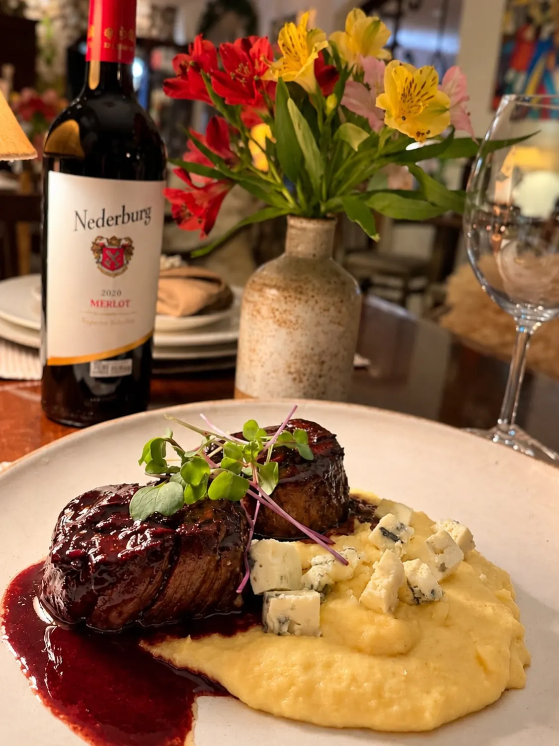 Filé ao molho de vinho sobre polenta cremosa com gorgonzola.