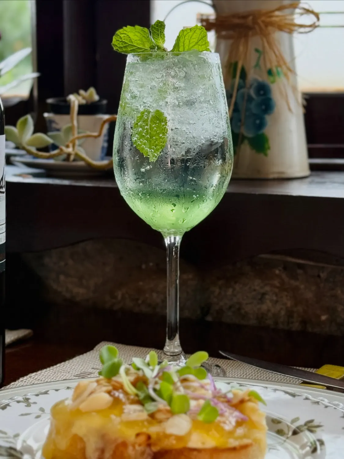 Drink verde com hortelã e gelo.