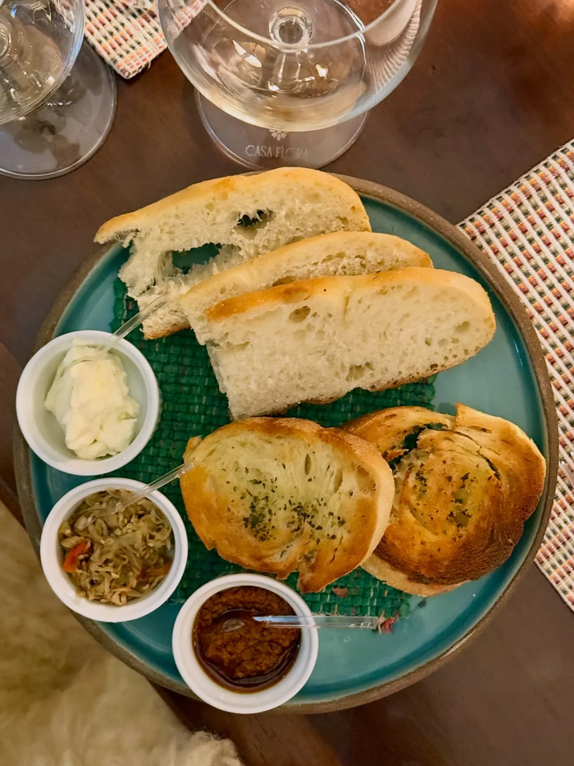 Brusquetas com pastas da casa em travessa azul.